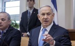 Le Premier ministre Benjamin Netanyahu lors de la réunion hebdomadaire du cabinet, à Jérusalem, le 19 avril 2015 (Crédit : Olivier Fitoussi / POOL)