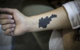 Un jeune Arménien montre son bras tatoué avec la carte d'Arménie, le 12 avril 2015 (Crédit : Hadas Parush / Flash90)