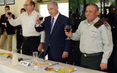 Le Premier ministre Benjamin Netanyahu avec le ministre de la Défense Moshe Yaalon et le chef d'état-major Gadi Eizenkot (à droite), le 20 avril 2015 (Crédit : Photo par Haim Zach / GPO)
