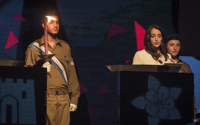 La journaliste arabe israélienne, Lucy Aharish, allume une torche lors de la cérémonie du Jour de l'Indépendance d'Israël, au mont Herzl, à Jérusalem, le 22 avril 2015. (Crédit : Hadas Parush / flash 90)