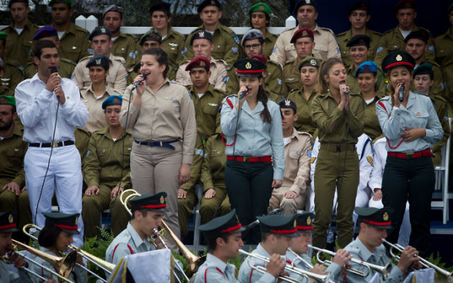 L'orchestre de Tsahal et les chanteurs de différents groupes de l'armée en spectacle lors de la cérémonie en l'honneur des soldats exceptionnels à la résidence du président à Jérusalem le Jour de l'Indépendance, le 23 avril 2015 (Crédit : Miriam Alster / Flash90)