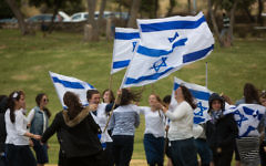 Des Israéliens célébrant le Jour de l'Indépendance d'Israël, à Jérusalem, le 23 avril 2015 (Crédit : Yonatan Sindel / Flash90)