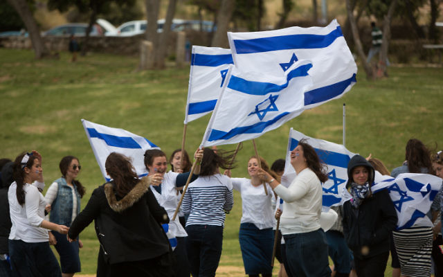 Des Israéliens célébrant le Jour de l'Indépendance d'Israël, à Jérusalem, le 23 avril 2015 (Crédit : Yonatan Sindel / Flash90) Des Israéliens célébrant le Jour de l'Indépendance d'Israël, à Jérusalem, le 23 avril 2015 (Crédit : Yonatan Sindel / Flash90)