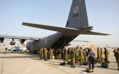 Une délégation de l'aide de Tsahal se prépare à monter à bord d'un avion de l'armée de l'air pour le Népal, le 27 avril 2015 (Crédit : IDF porte-parole)