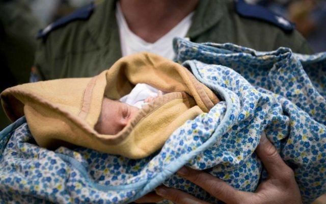 La délégation de secouriste de l'armée israélienne en train de soigner un enfant au Népal (Crédit : porte-parole de Tsahal) La délégation de secouriste de l'armée israélienne en train de soigner un enfant au Népal (Crédit : porte-parole de Tsahal)