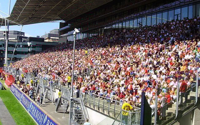 Les supporters du FC Utrecht. Illustration (Crédit : Geüpload porte Luctor/CC BY-SA 3.0/Wikimedia Commons) Les supporters du FC Utrecht. Illustration (Crédit : Geüpload porte Luctor/CC BY-SA 3.0/Wikimedia Commons)