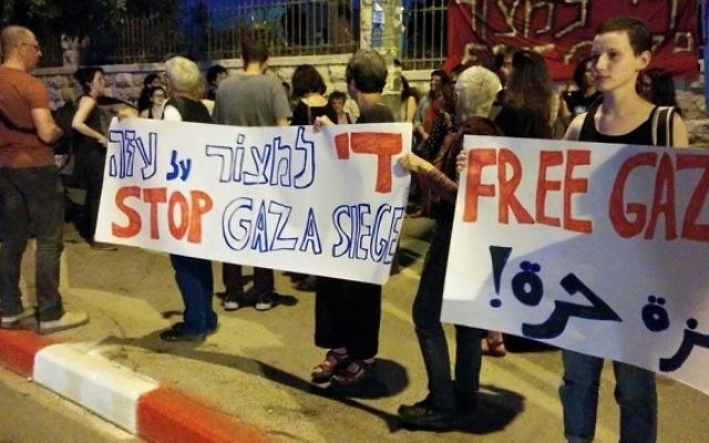 Des activistes israéliens manifestent en face de la résidence du premier ministre pour demander la fin du blocus de Gaza, le 29 avril 2015. (Crédit photo: Page Facebook de Free Jerusalem) Des activistes israéliens manifestent en face de la résidence du premier ministre pour demander la fin du blocus de Gaza, le 29 avril 2015. (Crédit photo: Page Facebook de Free Jerusalem)