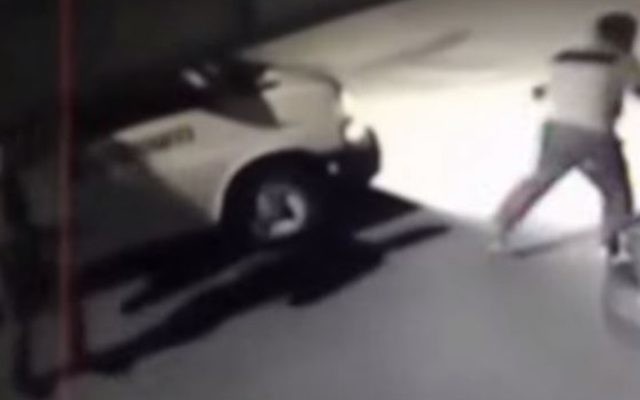 Capture d'écran de la vidéo montrant les moments avant qu'un agent de police abat Kheir Hamdan à Kafr Kanna en novembre 2014 (Crédit : Capture d'écran YouTube/lorishemtov)