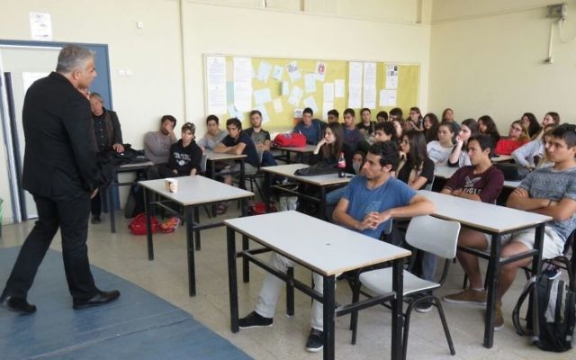 Le dirigeant de Yesh Atid, Yair Lapid, parle à des élèves du secondaire à Tel Aviv le 15 avril 2015 (Crédit : Autorisation de Yesh Atid) Le dirigeant de Yesh Atid, Yair Lapid, parle à des élèves du secondaire à Tel Aviv le 15 avril 2015 (Crédit : Autorisation de Yesh Atid)