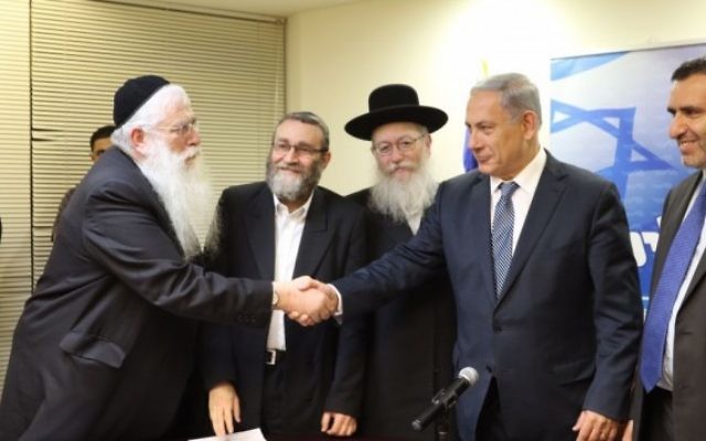 Les chefs de file du Likud, Benjamin Netanyahu, et de Yahadout HaTorah, Yaakov Litzman, se serrent la main, le 29 avril 2015. (Crédit : Autorisation, Likud) Les chefs de file du Likud, Benjamin Netanyahu, et de Yahadout HaTorah, Yaakov Litzman, se serrent la main, le 29 avril 2015. (Crédit : Autorisation, Likud)