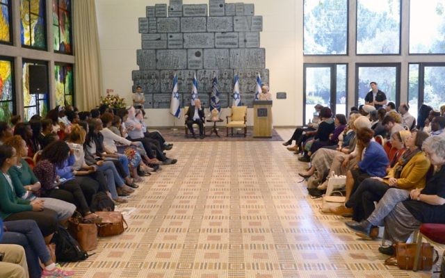 Le président Reuven Rivlin avec des étudiants israéliens d'origine éthiopienne dans sa résidence officielle, le jeudi 30 avril 2015. (Crédit : Mark Neyman / GPO) Le président Reuven Rivlin avec des étudiants israéliens d'origine éthiopienne dans sa résidence officielle, le jeudi 30 avril 2015. (Crédit : Mark Neyman / GPO)