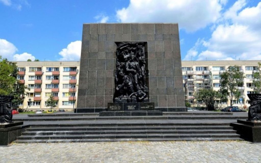Le monument aux Héros du ghetto de Varsovie, en Pologne. (Crédit : CC BY-SA Adrian Grycuk, Wikimedia Commons)