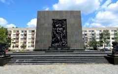 Le monument aux Héros du ghetto de Varsovie, en Pologne. (Crédit : CC BY-SA Adrian Grycuk, Wikimedia Commons)