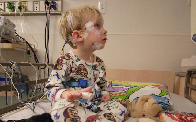 Un patient en pédiatrie se prépare à une polysomnographie à l'hôpital Saint. Louis, dans le Missouri, en 2006. (Crédit : Robert Lawton) Un patient en pédiatrie se prépare à une polysomnographie à l'hôpital Saint. Louis, dans le Missouri, en 2006. (Crédit : Robert Lawton)