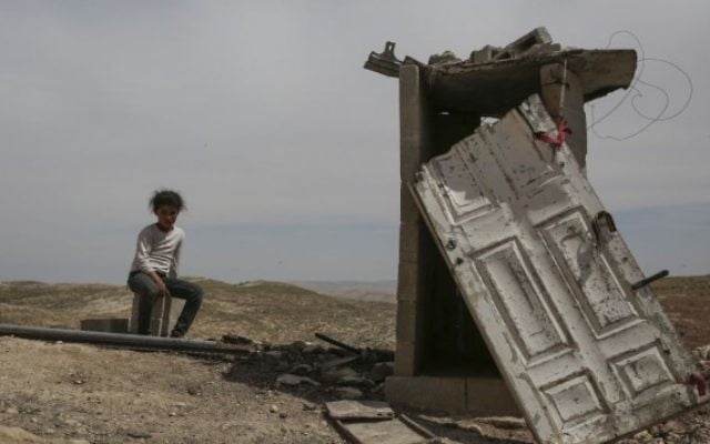 Une jeune fille palestinienne assise à proximité de toilettes dans le village palestinien d'Al Mufakara, près de la route 60, au sud du mont d'Hébron, en Cisjordanie, le 23 avril 2014. Cette zone avait été déclarée zone militaire fermée par Israël, ce qui rend illégal tout logement. En conséquence, la plupart des habitants vivent ici dans des grottes, par peur des démolitions de maisons (Crédit : Hadas Parush / Flash90) Une jeune fille palestinienne assise à proximité de toilettes dans le village palestinien d'Al Mufakara, près de la route 60, au sud du mont d'Hébron, en Cisjordanie, le 23 avril 2014. Cette zone avait été déclarée zone militaire fermée par Israël, ce qui rend illégal tout logement. En conséquence, la plupart des habitants vivent ici dans des grottes, par peur des démolitions de maisons (Crédit : Hadas Parush / Flash90)