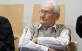 Oskar Gröning au premier jour de son procès à Luneberg, en Allemagne, le 21 avril 2015 (Crédit : JTA/Andreas Tamme/Getty Images)