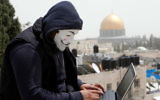 Un pirate palestinien à Jérusalem, le 8 avril 2013. Illustration. (Crédit : Sliman Khader/Flash90)