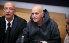 Daniel Biton, le père du chanteur israélien Eyal Golan, au tribunal de Tel-Aviv, le 19 avril, 2015. Il a été condamné pour infractions sexuelles. (Crédit photo: Flash90)