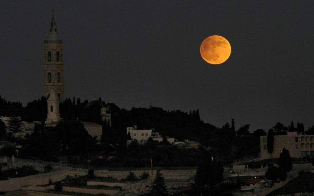 Pleine lune sur le mont des Oliviers, à Jérusalem, le 27 novembre 2012. (Crédit : Louis Fisher/Flash90) Pleine lune sur le mont des Oliviers, à Jérusalem, le 27 novembre 2012. (Crédit : Louis Fisher/Flash90)
