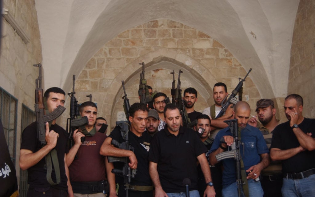 Les Brigades des Martyrs d'Al-Aqsa, la branche armée du Fatah, dans la vieille ville de Naplouse en Cisjordanie (Crédit photo: Wagdi Ashtiyeh /Flash90) Les Brigades des Martyrs d'Al-Aqsa, la branche armée du Fatah, dans la vieille ville de Naplouse en Cisjordanie (Crédit photo: Wagdi Ashtiyeh /Flash90)