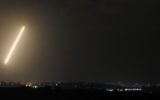 Une traînée de lumière faite par une roquette tirée depuis la bande de Gaza, le 21 août, 2014 (Crédit photo: AFP)