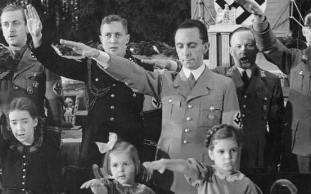 Joseph Goebbels avec ses filles, Hilde (au centre) et Helga (à droite), pour la célébration de Noël à Berlin, en 1937. (Crédit : Archives fédérales allemandes) Joseph Goebbels avec ses filles, Hilde (au centre) et Helga (à droite), pour la célébration de Noël à Berlin, en 1937. (Crédit : Archives fédérales allemandes)