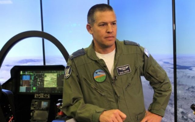 Le Général Lihu Hacohen, commandant de la base aérienne de Nevatim, aux côtés d'un simulateur de F-35 (Crédit photo: flash 90) Le Général Lihu Hacohen, commandant de la base aérienne de Nevatim, aux côtés d'un simulateur de F-35 (Crédit photo: flash 90)