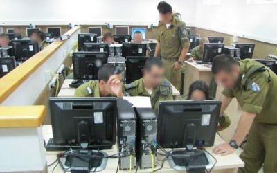 Des soldats de l'unité de cyber-sécurité - 10 juin 2013 (Crédit : IDF Spokesperson's Unit)