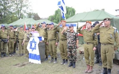 Des soldats israéliens et népalais ont mis sur pied un hôpital de campagne à Katmandou, le 29 avril 2015, après le séisme meurtrier qui a frappé la capitale népalaise. (Crédit photo: Porte-parole de Tsahal)