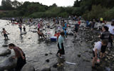 Photo illustrative de baigneurs dans le lac de Galilée, 18 août 2014. (Crédit : Yaakov Naumi/Flash90)