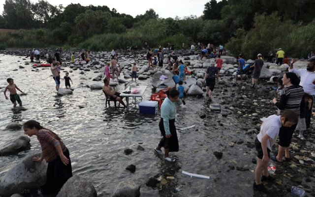 Photo illustrative de baigneurs dans le lac de Galilée, 18 août 2014. (Crédit : Yaakov Naumi/Flash90)