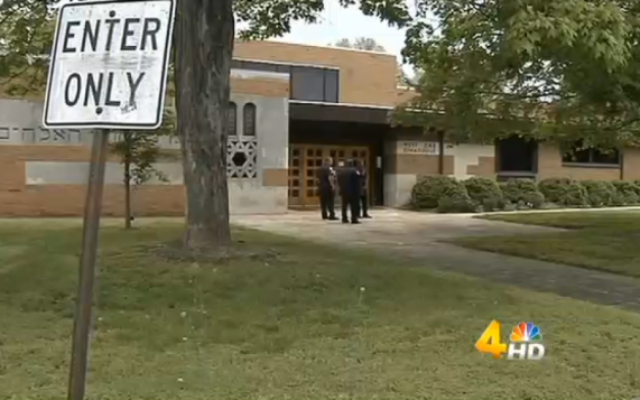 Des policiers devant la synagogue West End de Nashville, le 13 avril 2015 (Capture d'écran: WSMV)