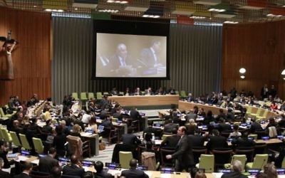 Le comité préparatoire de la conférence d'examen de 2015 du traité sur la non-prolifération des armes nucléaires au siège de l'ONU, le 28 avril 2014 (Crédit : ONU / Paulo Filgueiras)