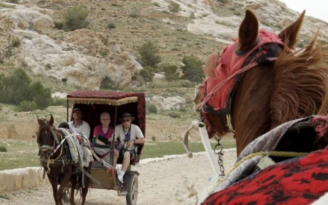 Des touristes transportés en charrette vers Petra