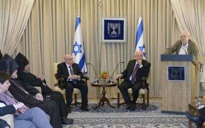 Le président Reuven Rivlin rencontre des représentants de la communauté arménienne à la résidence du président à Jérusalem, le 26 avril 2015 (Crédit : Mark Neyman/GPO)