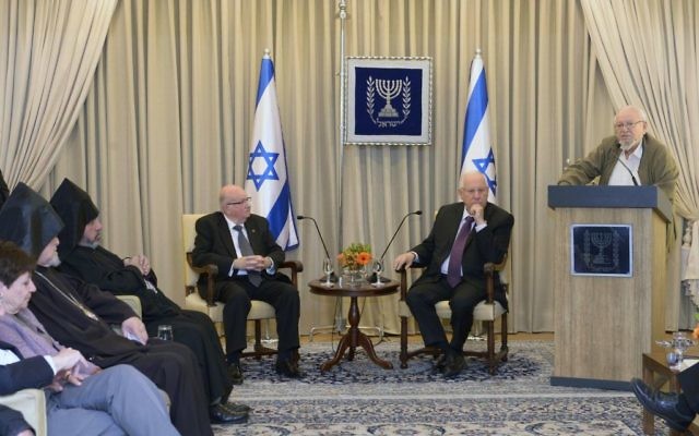 Le président Reuven Rivlin rencontre des représentants de la communauté arménienne à la résidence du président à Jérusalem, le 26 avril 2015 (Crédit : Mark Neyman/GPO)