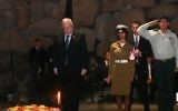 Le président Reuven Rivlin pour la commémoration de Yom HaShoah, à Yad Vashem à Jérusalem, le 16 avril 2015. (Crédit : Hadas Parush/Flash90)