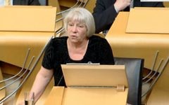 La députée écossaise Sandra White présente sa motion pro-palestinienne devant le parlement à  Edimbourg, le 21 avril 2015. (Crédit : Capture d'écran www.scottishparliament.tv)