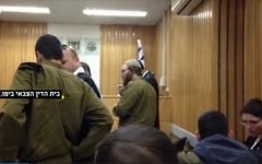 Le soldat israélien Elad Yaakov Sela (au centre), 25 ans, devant le tribunal, le 13 avril 2015 (Capture d'écran: Walla News)