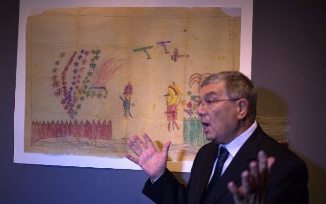 Le président de Yad Vashem, Avner Shalev, pendant une conférence de presse, le 12 avril 2015. (Crédit : Menahem Kahana/AFP) Le président de Yad Vashem, Avner Shalev, pendant une conférence de presse, le 12 avril 2015. (Crédit : Menahem Kahana/AFP)