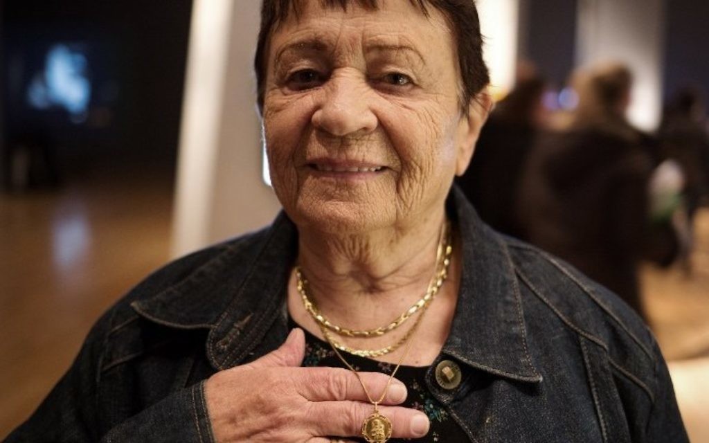 Survivante de l'Holocauste Marta Goren (Vinter), est née en Chortkiv, en Pologne, en 1935 montre son collier portant une image de Madonna et de Jésus, qu'elle portait avec elle pendant la guerre, - 12 Avril 2015. (Crédit : AFP PHOTO / MENAHEM KAHANA)