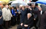 La chancelière allemande Angela Merkel (C) marche avec un survivant de l'Holocauste Max Mannheimer (3ème D) à l'ancien camp de concentration nazi de Dachau, au sud-ouest de l'Allemagne, lors d'une cérémonie marquant les 70 ans de sa libération par les forces américaine, le 29 avril 1945 -  le 3 mai 2015 (Crédit : AFP PHOTO / CHRISTOF STACHE)