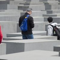 Les touristes visitent le Mémorial dédié aux Juifs assassinés d'Europe, le Mémorial de l'Holocauste, à Berlin, le 30 avril 2015. (Crédit : AFP / JOHN MACDOUGALL)