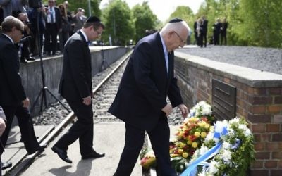 Le président Reuven Rivlin (à droite) et l'ambassadeur d'Israël en Allemagne, Yakov Hadas-Handelsman prennent part à une cérémonie au mémorial de la déportation des Juifs de Berlin dans des camps de concentration, à la Grunewald gare, le le 11 mai 2015. (Crédit : Odd Andersen / AFP)
