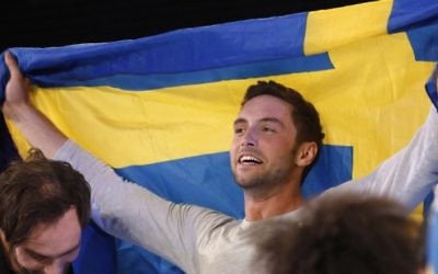 Mans Zelmerlow, chanteur suédois réagit après avoir remporté la finale de l'Eurovision, le 23 mai 2015 à Vienne. (Crédit : AFP PHOTO / DIETER NAGL)