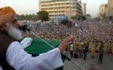 Le chef du parti extrémiste religieux du Pakistan, Jamiat Ulema Islam (JUI), Maulana Fazalur Rehman (g) s'adresse aux partisans lors d'un rassemblement à l'appui de la campagne menée contre les rebelles Houthis au Yémen, à Karachi, le 1er mai 2015. (Crédit :  AFP PHOTO / RIZWAN TABASSUM)