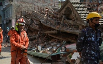Les responsable de l'équipe de sauvetage à la recherche de survivants dans une maison effondrée à Katmandou le 12 mai 2015 (Crédit : AFP / PRAKASH MATHEMA)