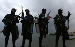 Les plongeurs des Brigades Ezzedine al-Qassam, la branche armée du Hamas, pendant une cérémonie marquant le 27e anniversaire de la création du mouvement terroriste, à Gaza Ville, le 14 décembre 2014. (Crédit : Mahmud Hams/AFP)