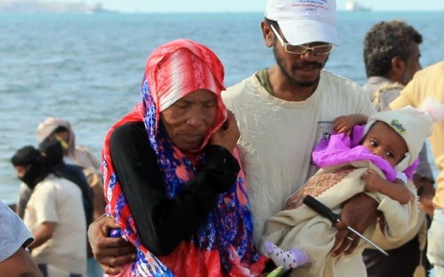 Des Yéménites fuient à pied vers une plage du quartier de Tawahi d'Aden le 6 mai 2015 pour tenter de fuir par la mer les combats en cours. Au moins 32 civils ont été tués et 67 blessés dans des bombardements qui ont frappé. Le bombardement a frappé un petit port de pêche et une barge transportant des civils, a indiqué le responsable, accusant les rebelles Houthi qui ont essayé de prendre le contrôle de Tawahi (Crédit : AFP PHOTO / Saleh Al-Obeidi) Des Yéménites fuient à pied vers une plage du quartier de Tawahi d'Aden le 6 mai 2015 pour tenter de fuir par la mer les combats en cours. Au moins 32 civils ont été tués et 67 blessés dans des bombardements qui ont frappé. Le bombardement a frappé un petit port de pêche et une barge transportant des civils, a indiqué le responsable, accusant les rebelles Houthi qui ont essayé de prendre le contrôle de Tawahi (Crédit : AFP PHOTO / Saleh Al-Obeidi)