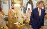 John Kerry, alors secrétaire d'Etat américain,à droite,  avec le prince Mohammed ben Salmane (2e à gauche), le fils du roi Salmane d'Arabie saoudite, et d'autres fonctionnaires de la Cour royale, à Riyad, en Arabie Saoudite, le 7 mai 2015. (Crédit : Andrew Harnik/Pool/AFP)